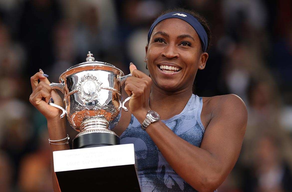 Coco Gauff lifts the 2025 Roland Garros trophy. Photo by Julian Finney/Getty Images.